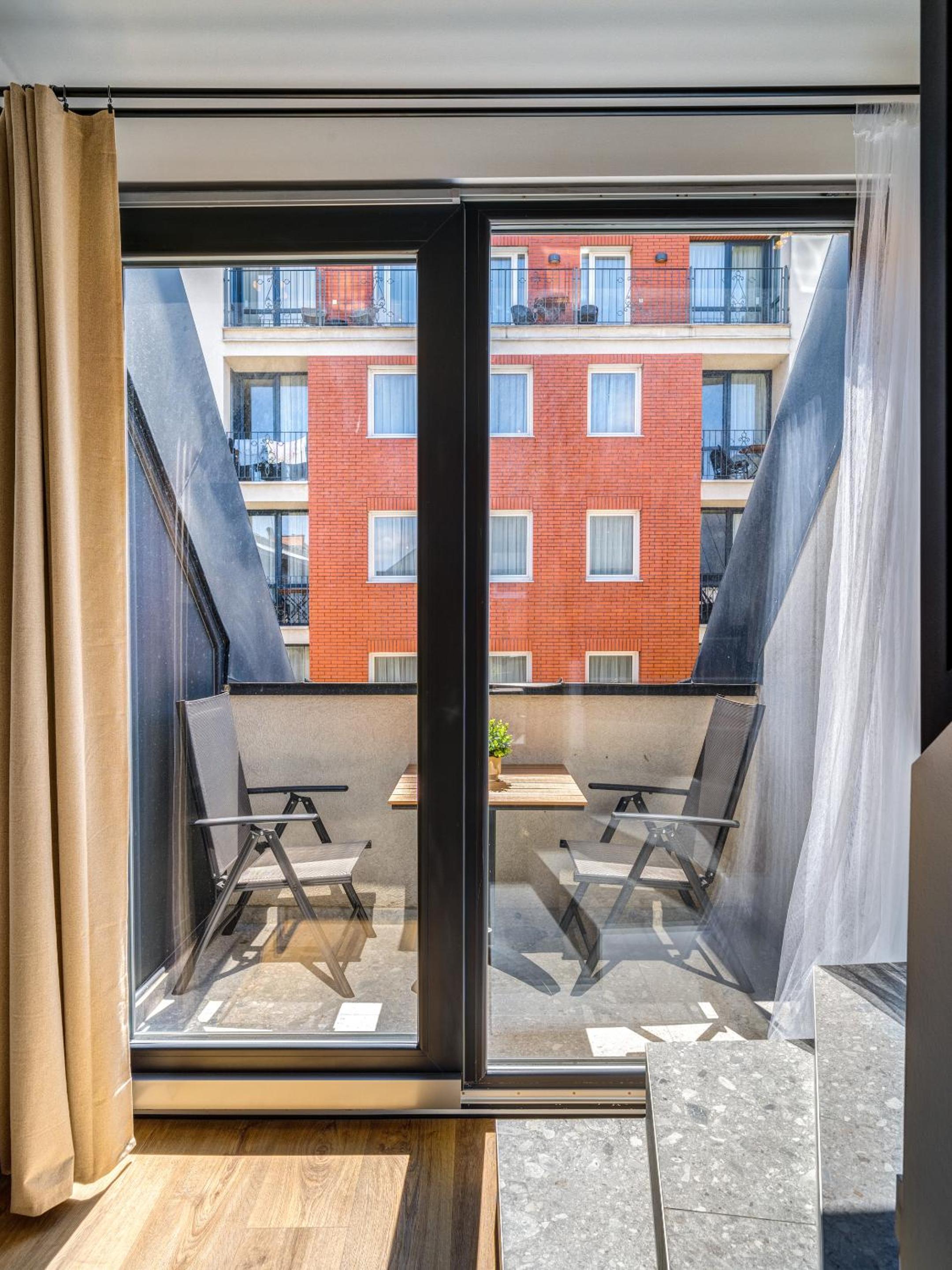 Dob Street Central Residence with Balcony