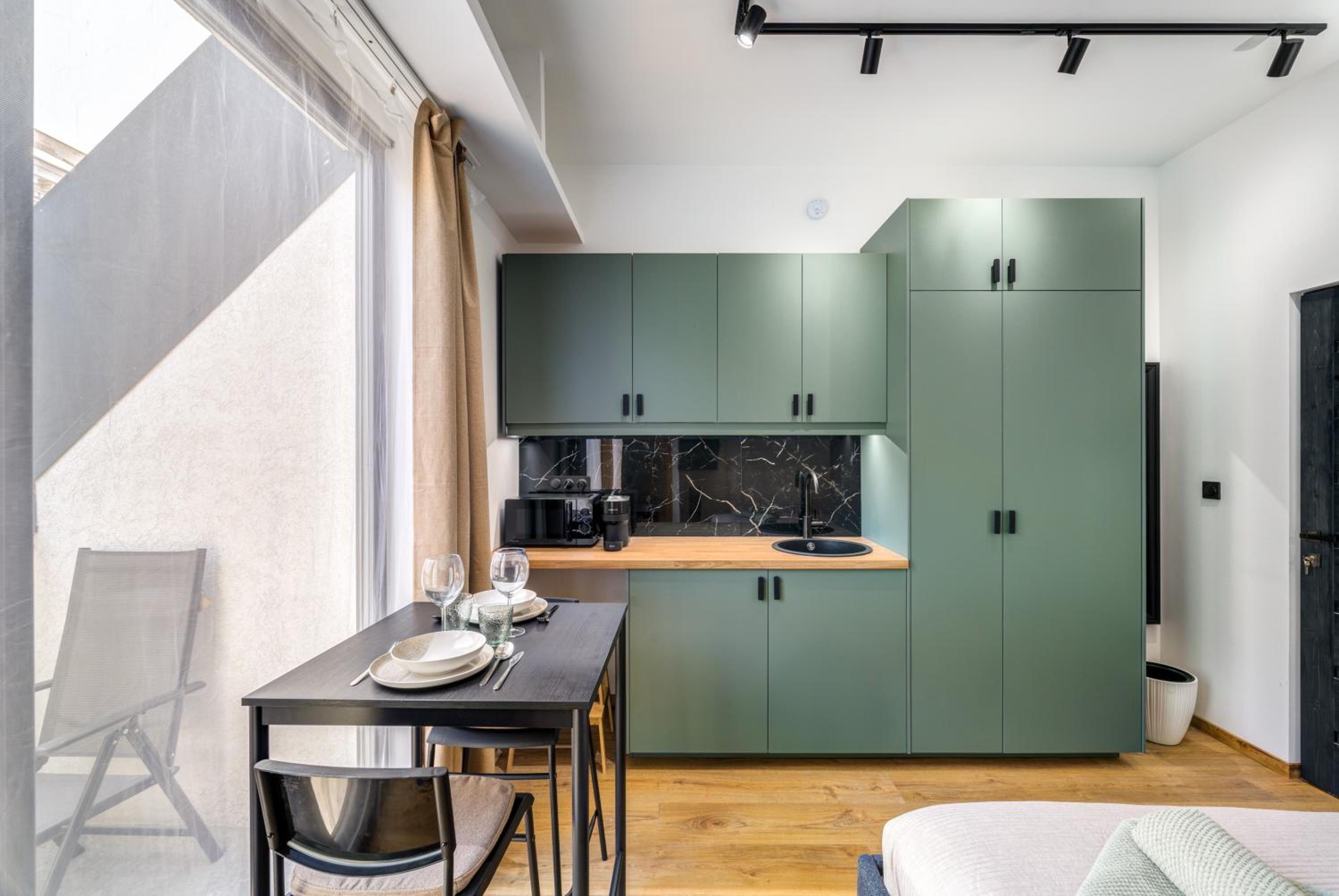 Dob Street Central Residence with Balcony
