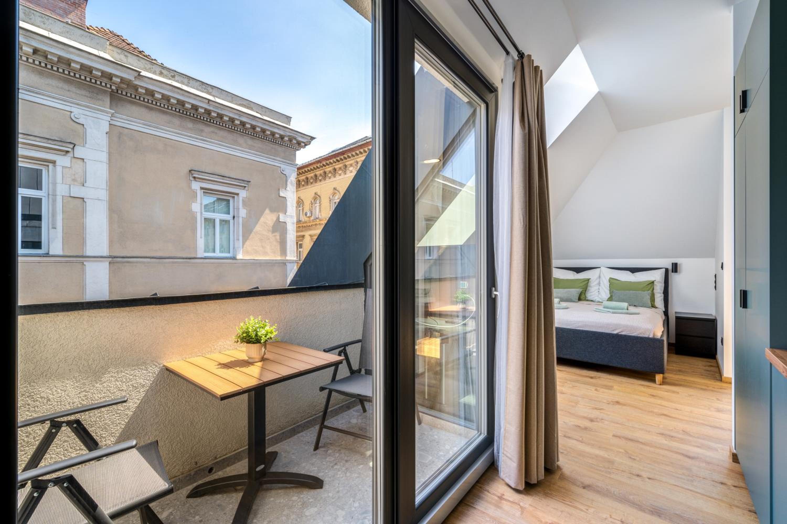 Dob Street Central Residence with Balcony