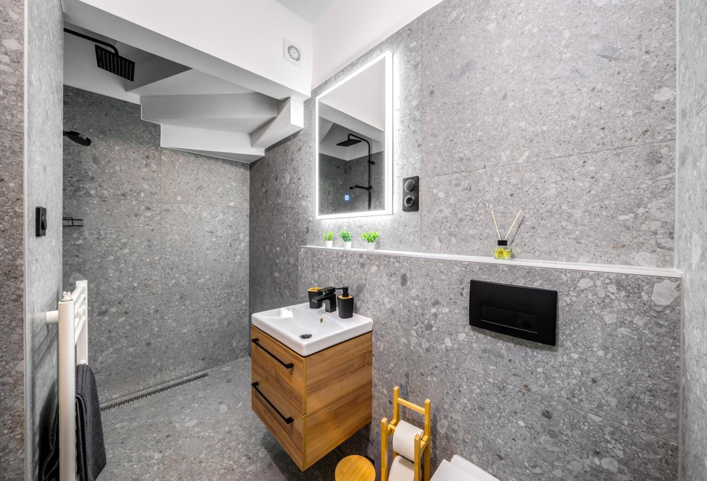 Dob Street Central Residence with Balcony