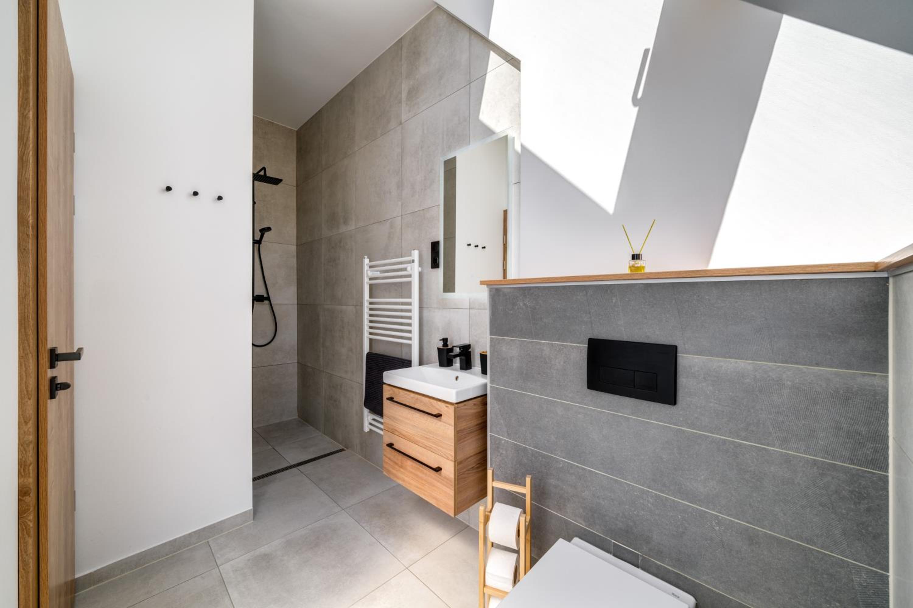 Dob Street Central Residence with Balcony