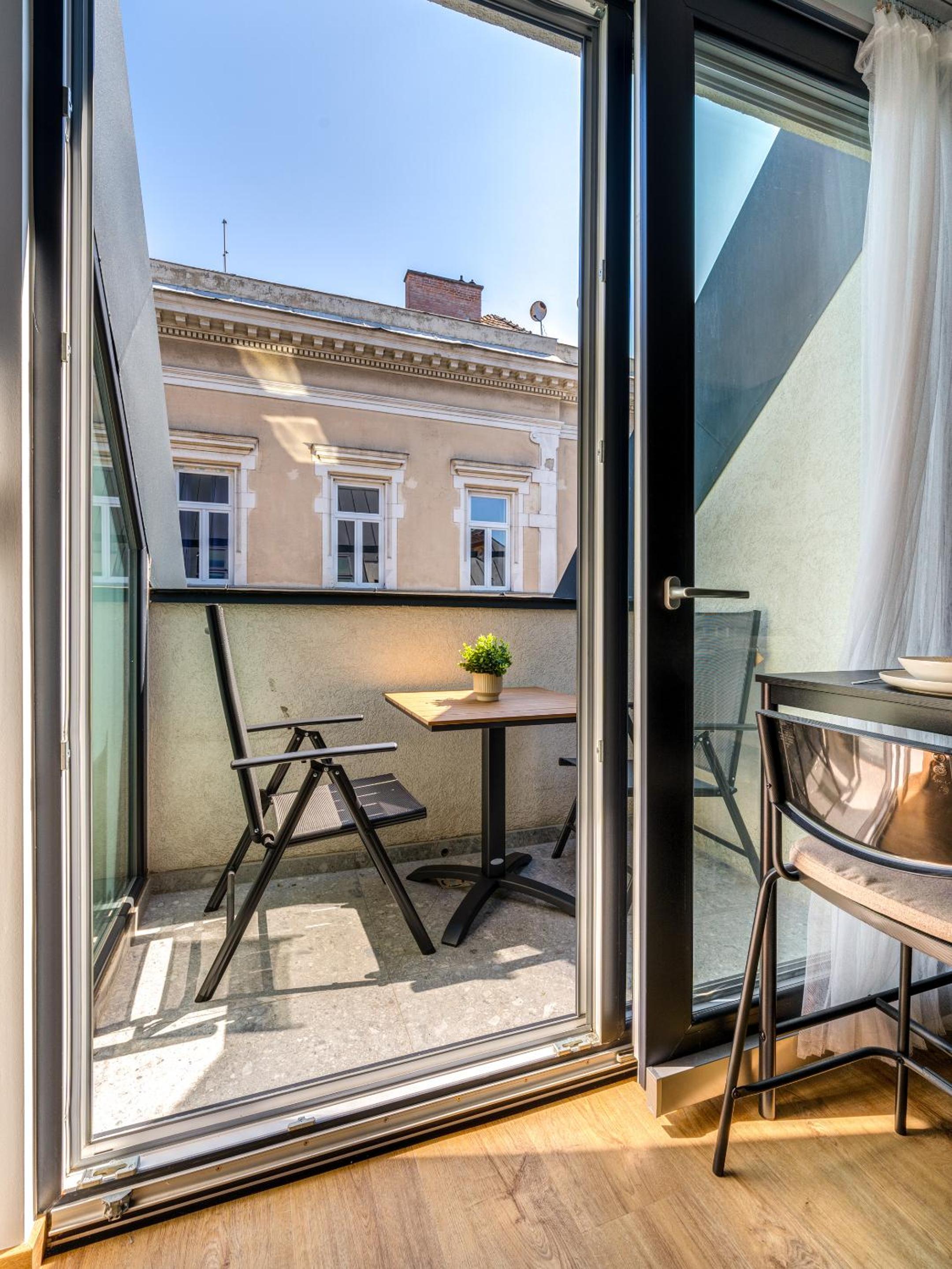 Dob Street Central Residence with Balcony