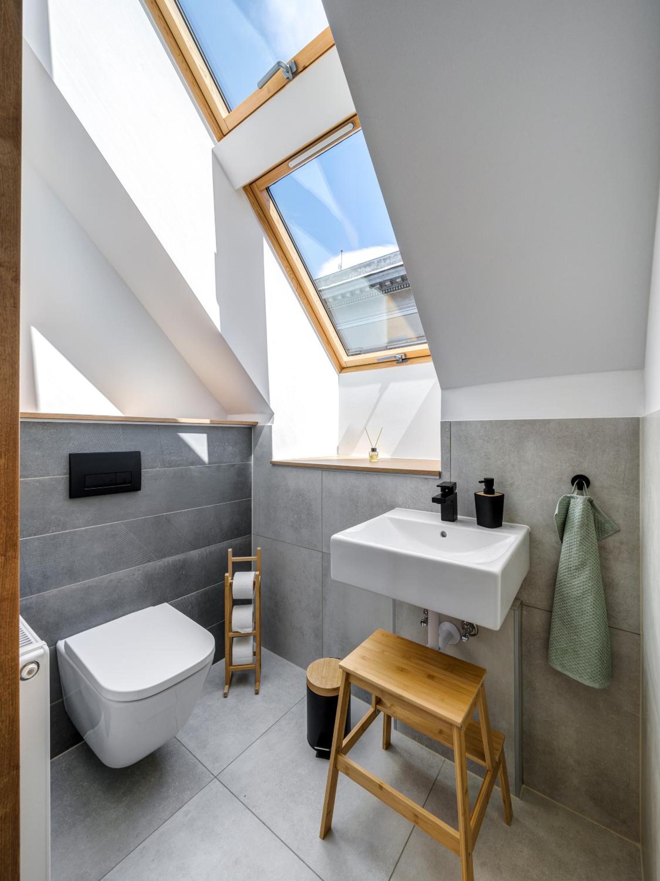 Dob Street Central Residence with Balcony