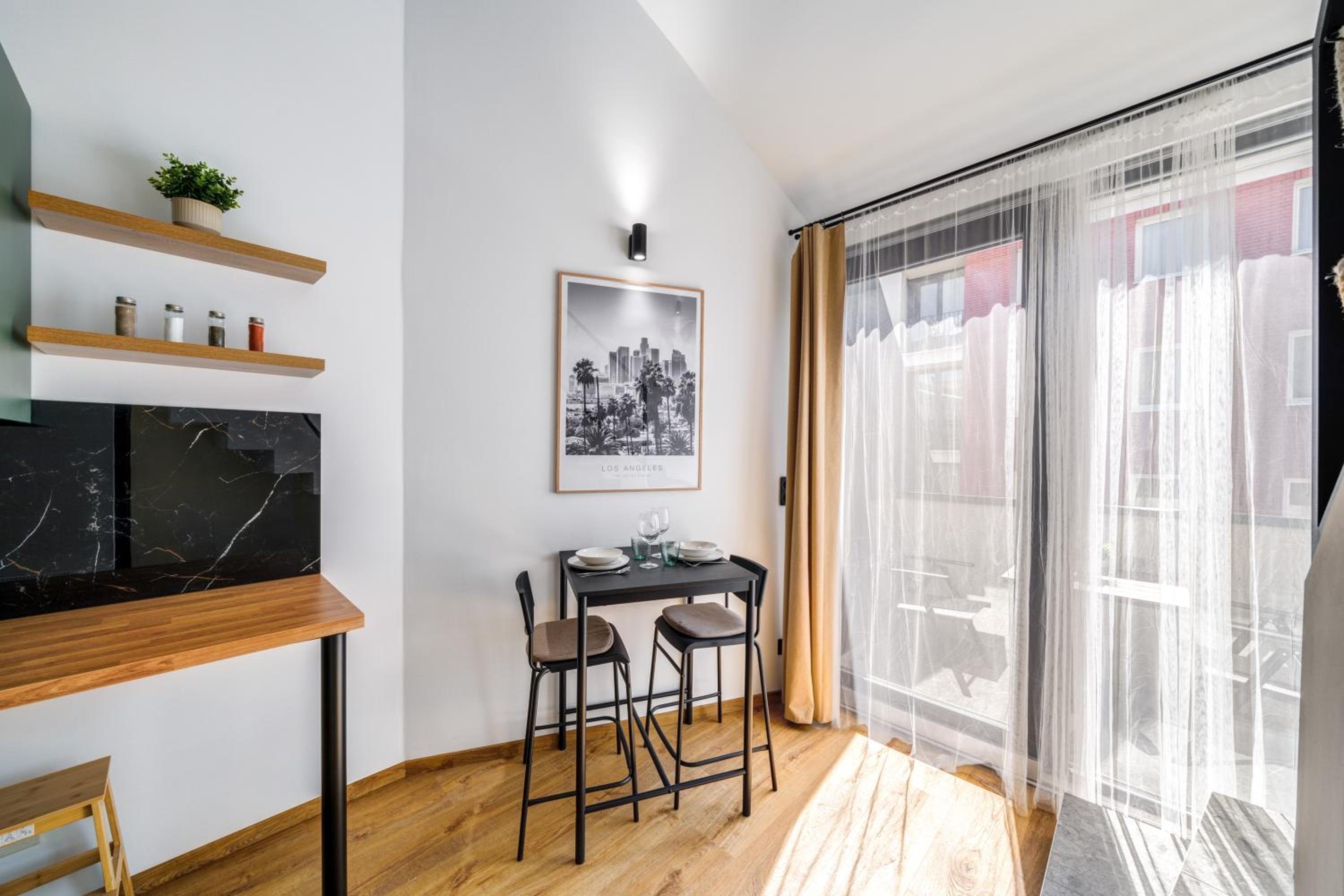 Dob Street Central Residence with Balcony