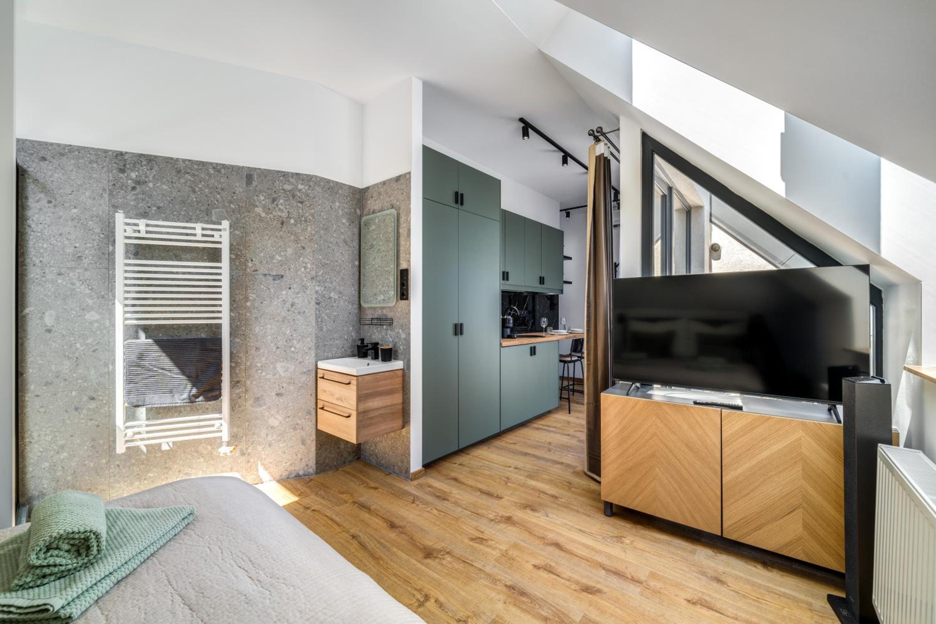 Dob Street Central Residence with Balcony
