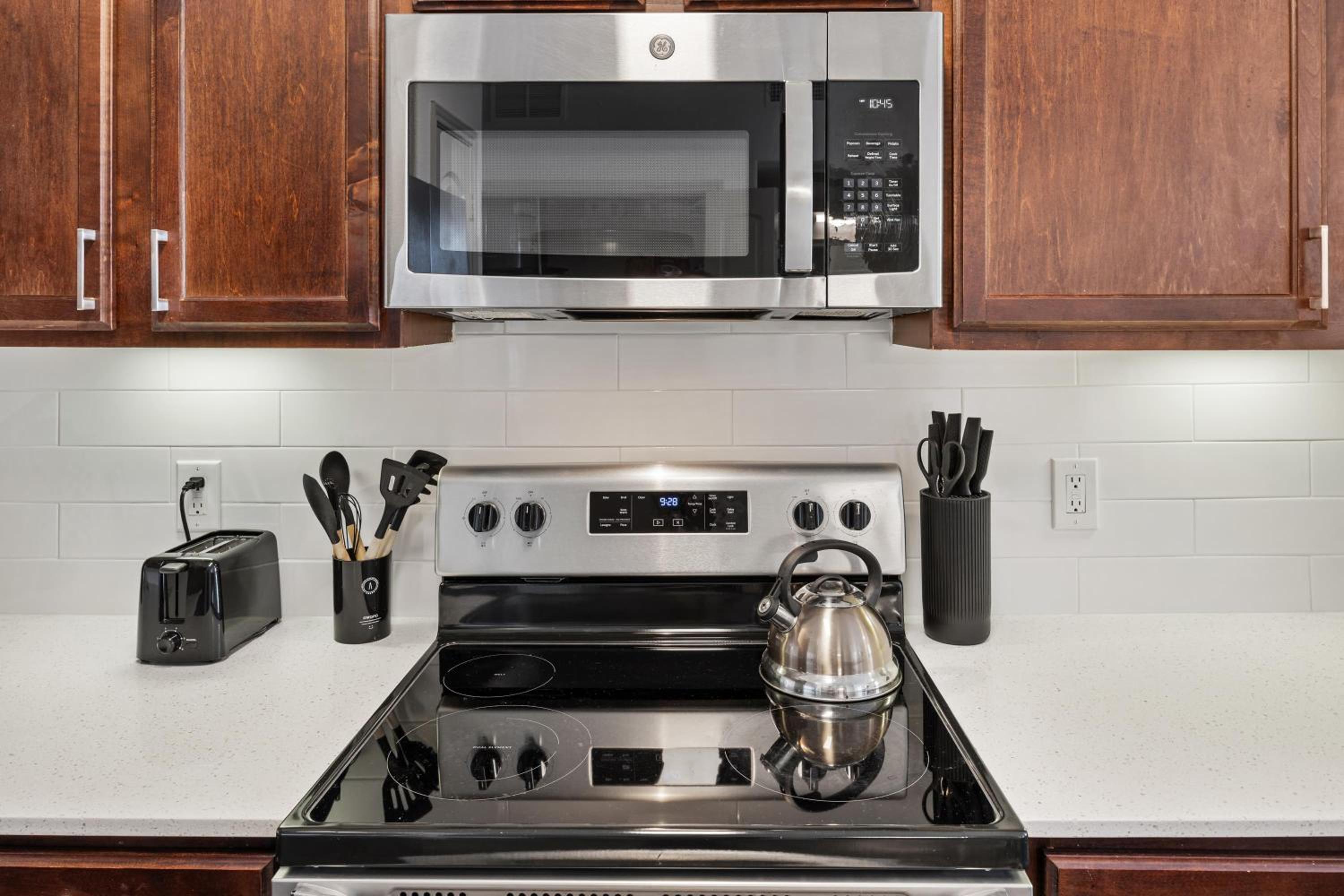 Chic 1BR Frisco Stay, King & Sofa, Pool & Gym