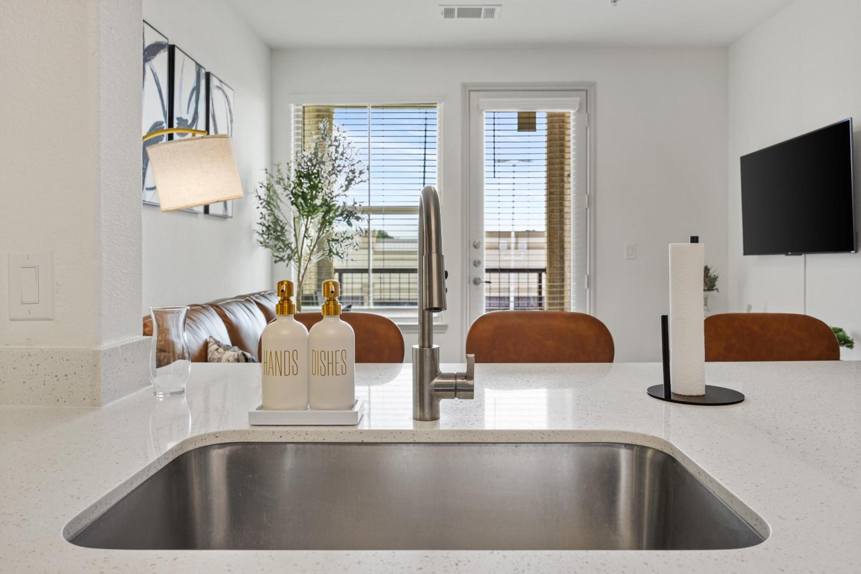 Chic 1BR Frisco Stay, King & Sofa, Pool & Gym