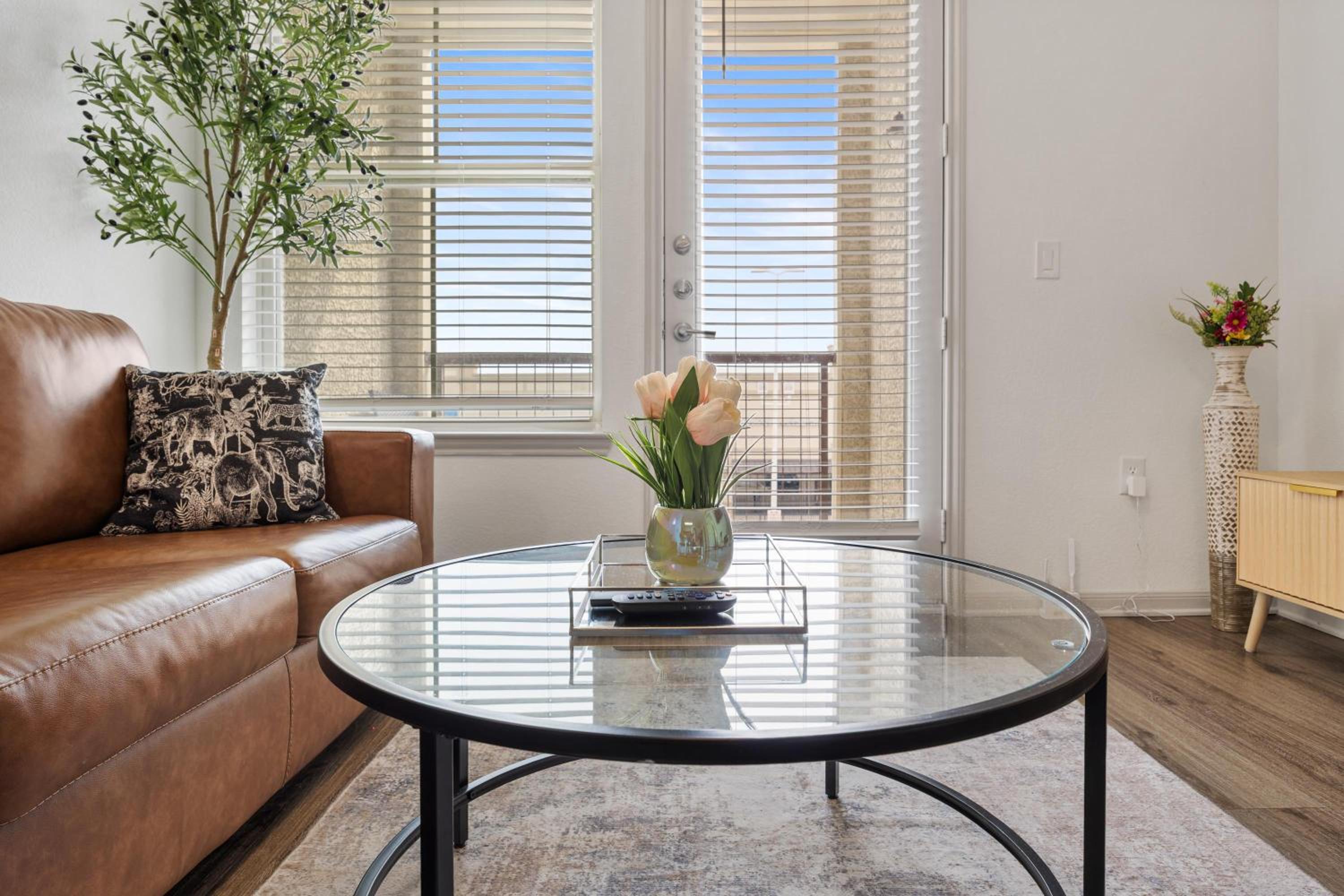 Chic 1BR Frisco Stay, King & Sofa, Pool & Gym