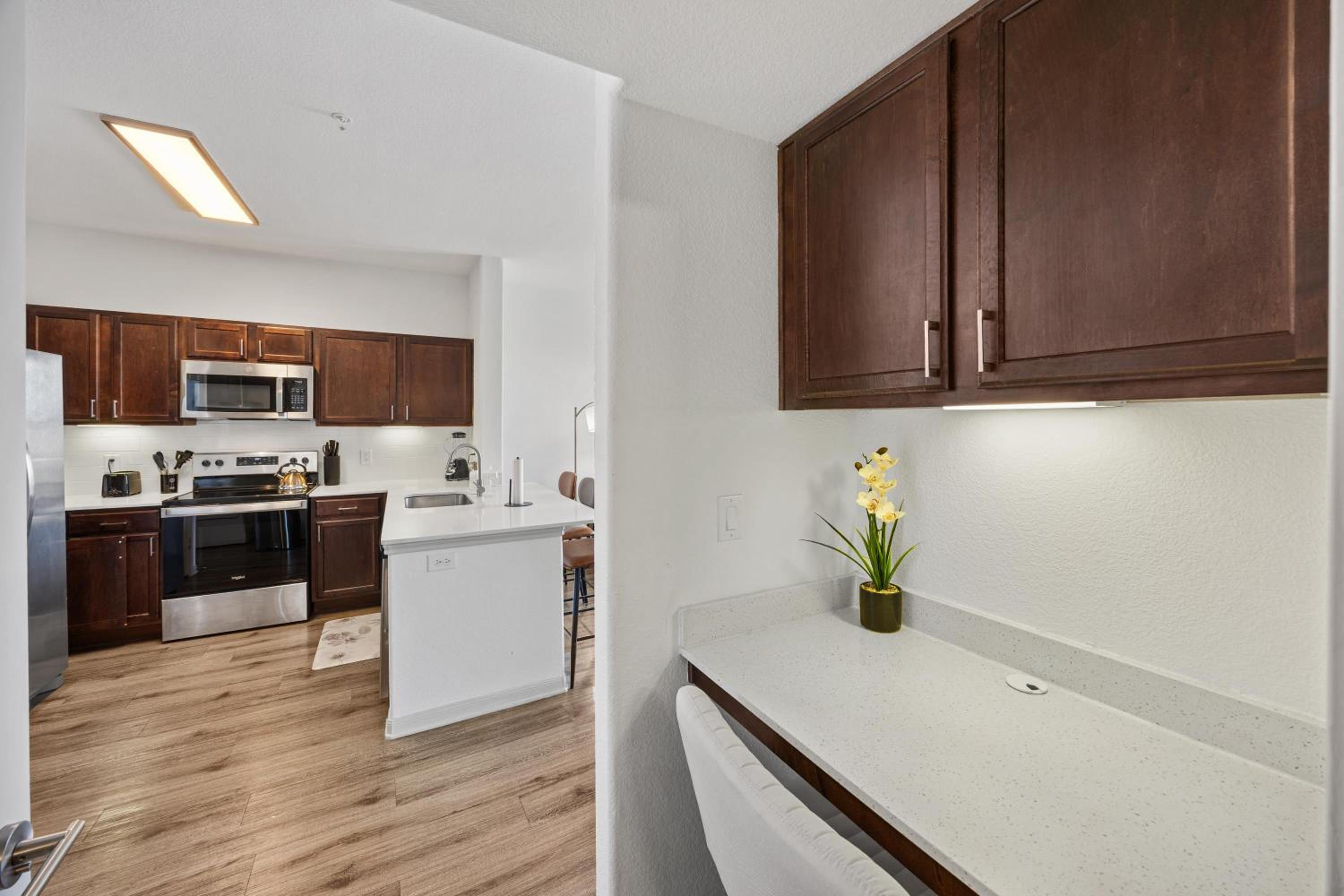 Chic 1BR Frisco Stay, King & Sofa, Pool & Gym