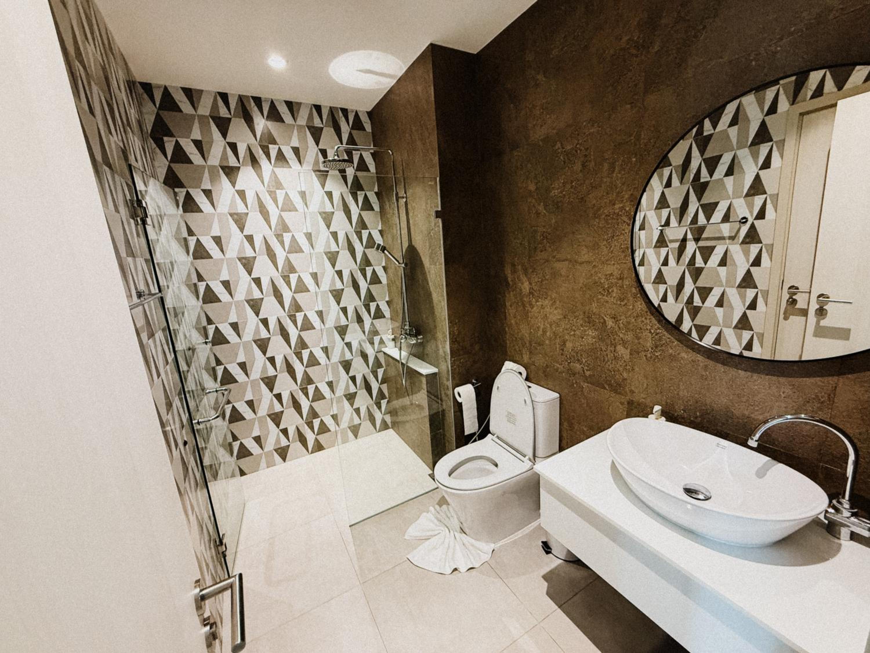 FAMILY HOMES Halo - Brand New 2BDRM Poolside Apartment