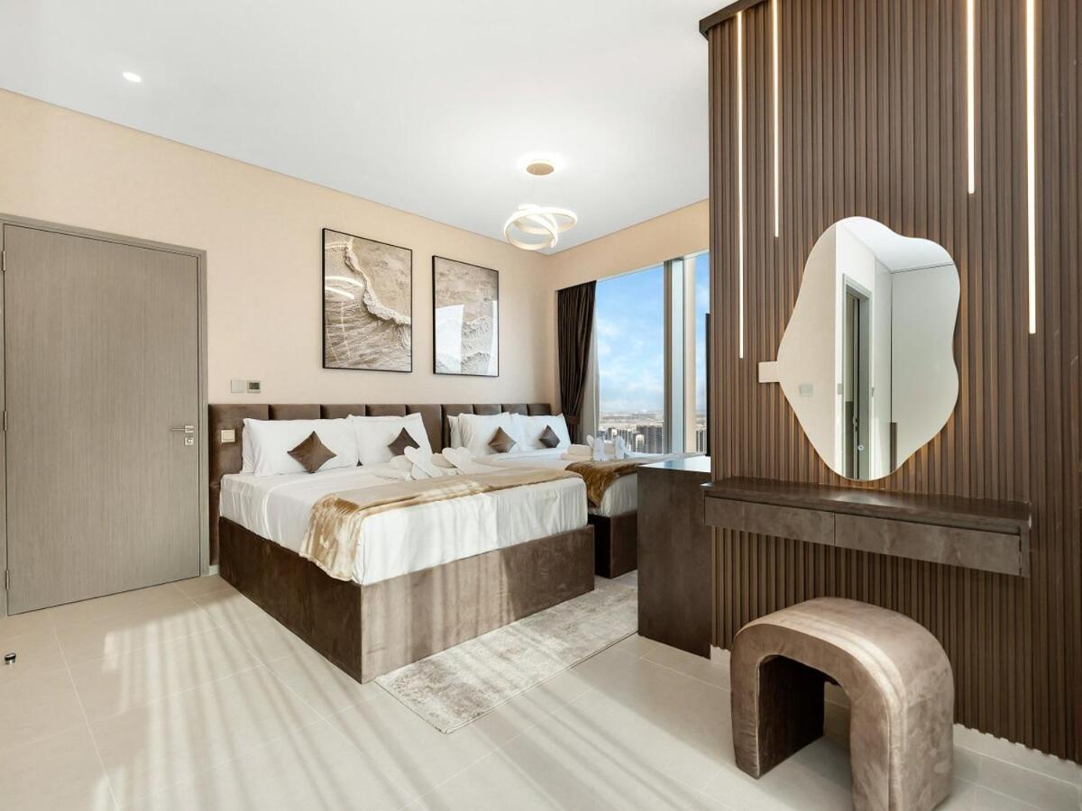 Skyline View - 2 Balconies - Pool plus Gym - Sleeps 8