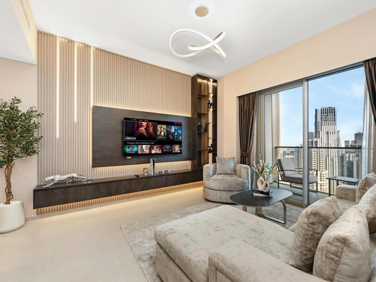 Skyline View - 2 Balconies - Pool plus Gym - Sleeps 8