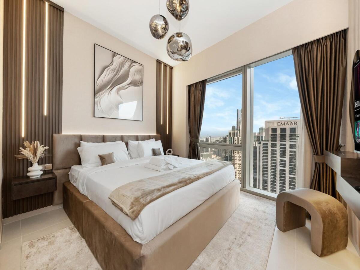 Skyline View - 2 Balconies - Pool plus Gym - Sleeps 8