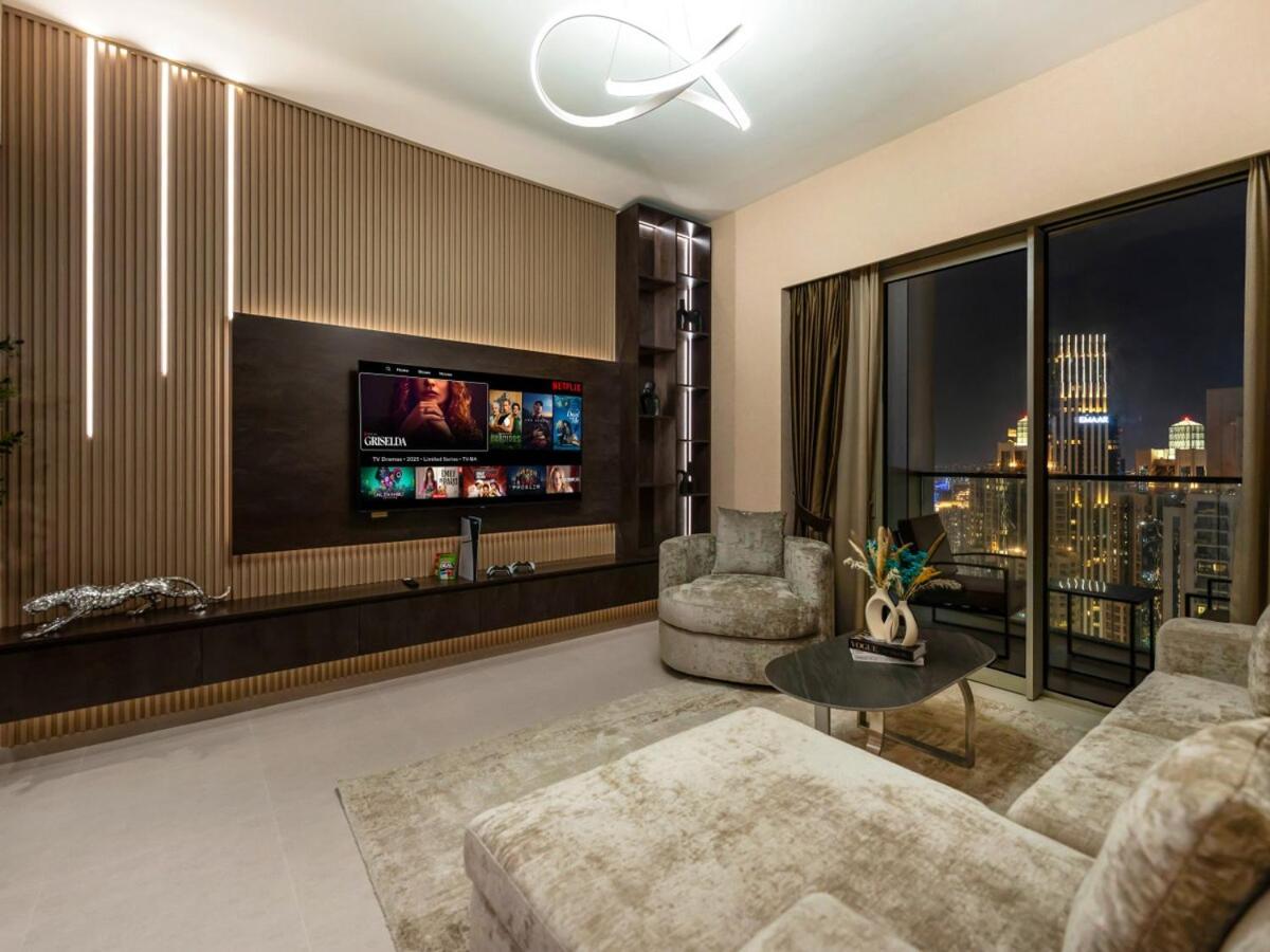 Skyline View - 2 Balconies - Pool plus Gym - Sleeps 8