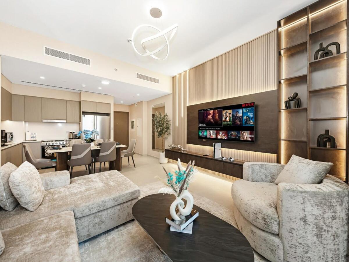 Skyline View - 2 Balconies - Pool plus Gym - Sleeps 8