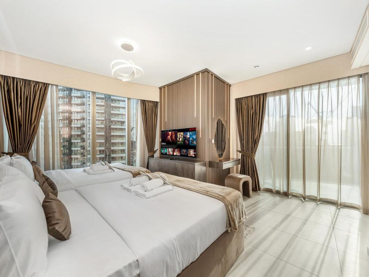Skyline View - 2 Balconies - Pool plus Gym - Sleeps 8