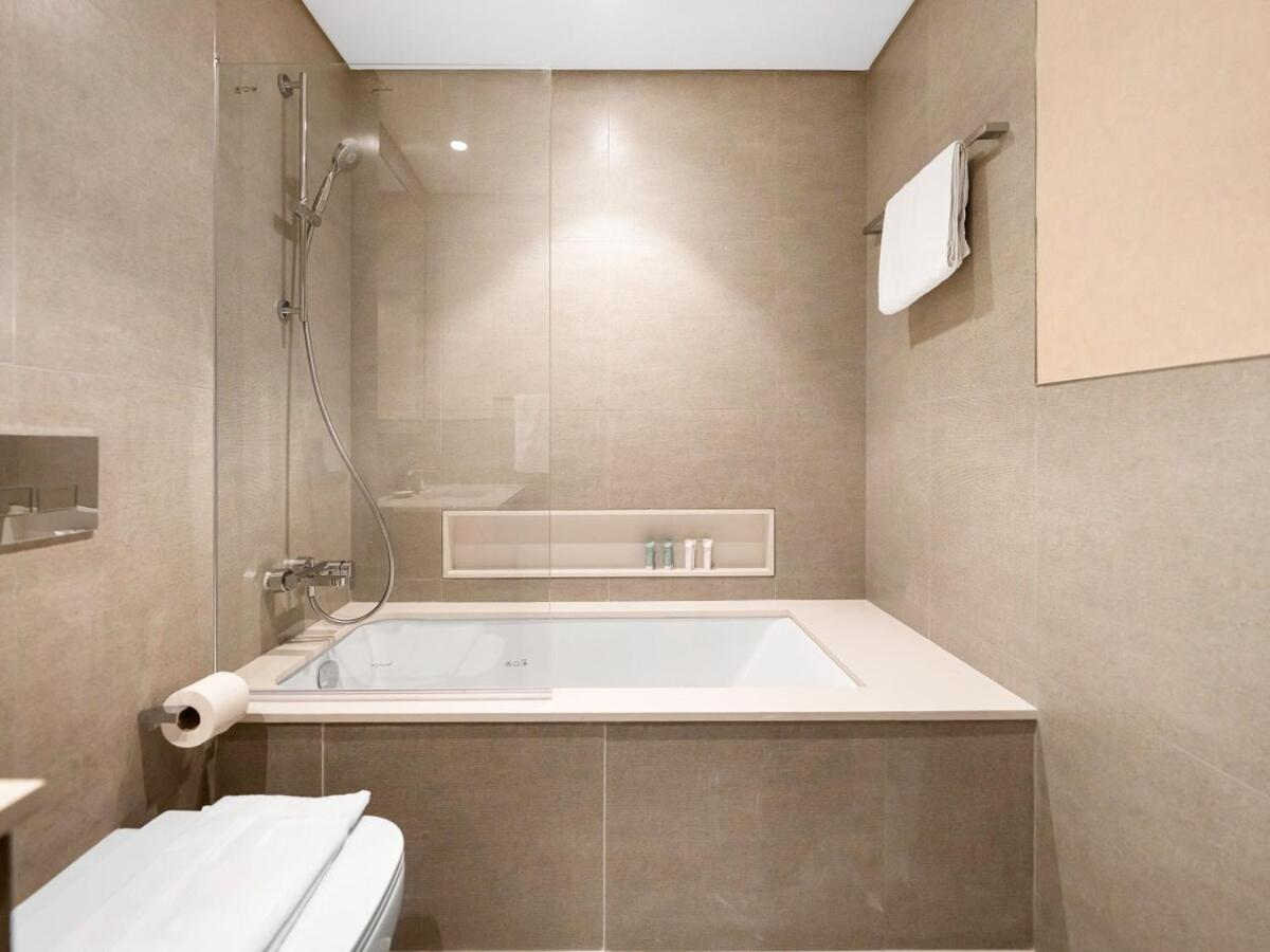 Skyline View - 2 Balconies - Pool plus Gym - Sleeps 8