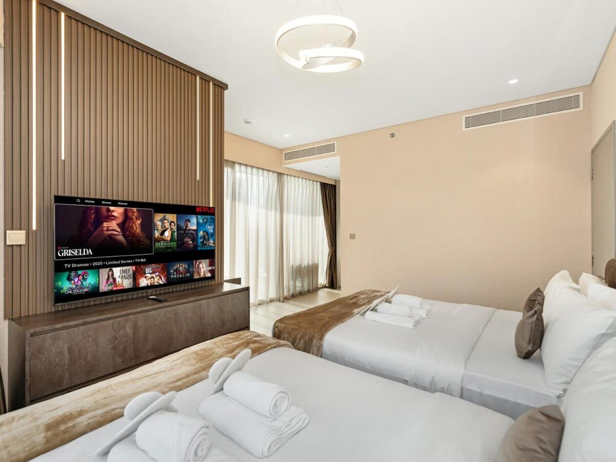 Skyline View - 2 Balconies - Pool plus Gym - Sleeps 8