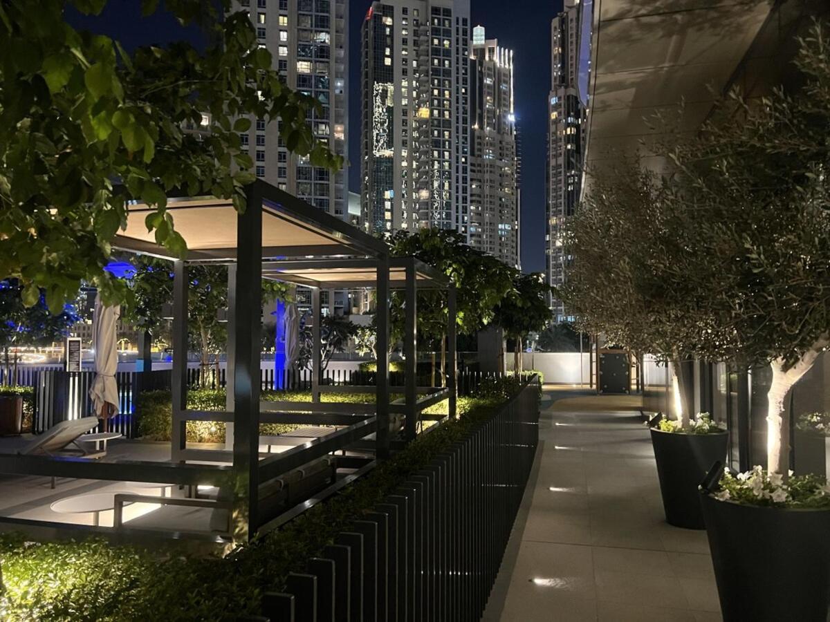 Skyline View - 2 Balconies - Pool plus Gym - Sleeps 8