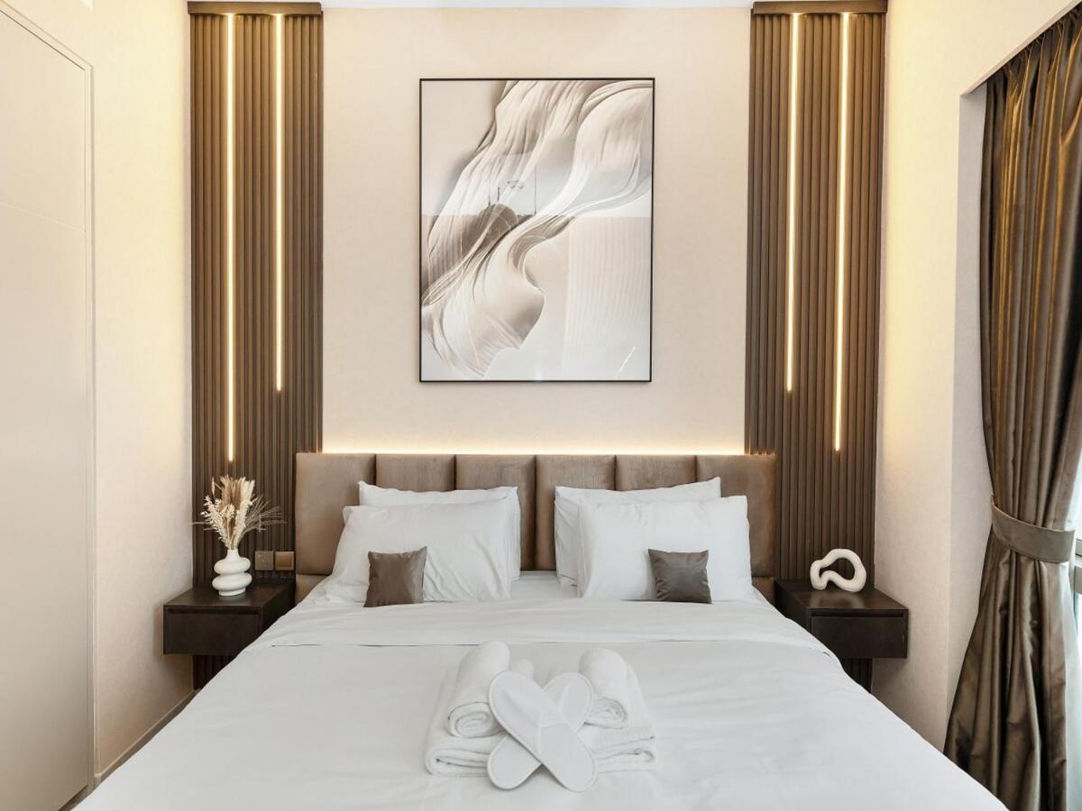 Skyline View - 2 Balconies - Pool plus Gym - Sleeps 8