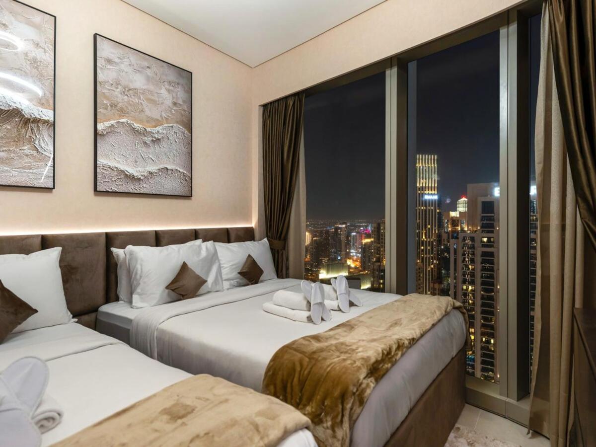 Skyline View - 2 Balconies - Pool plus Gym - Sleeps 8