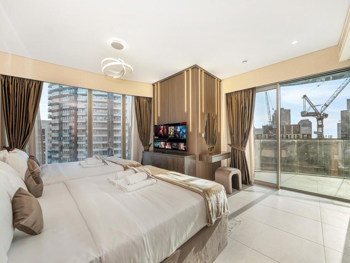 Skyline View - 2 Balconies - Pool plus Gym - Sleeps 8