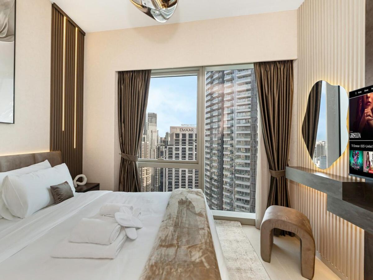 Skyline View - 2 Balconies - Pool plus Gym - Sleeps 8
