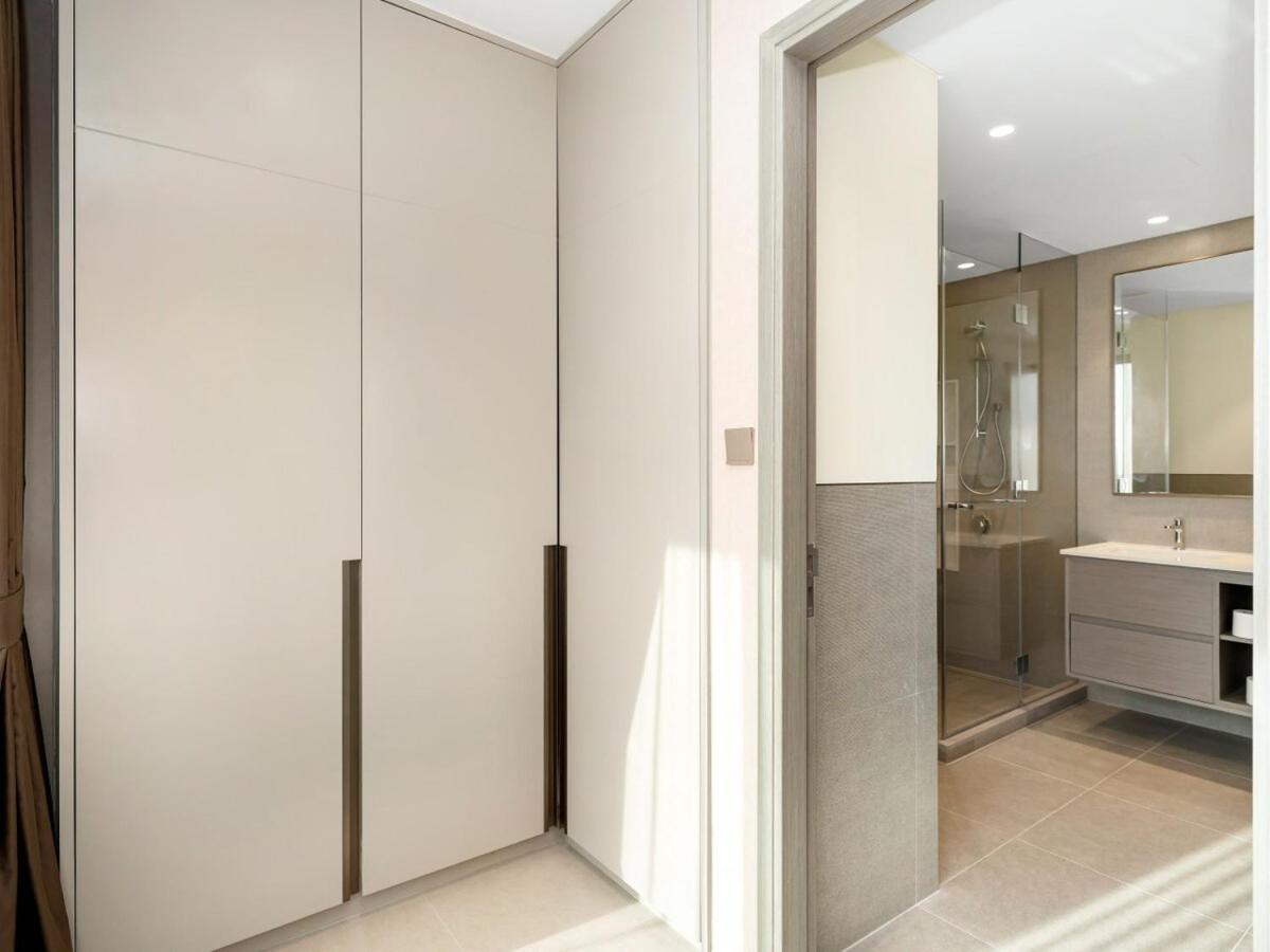 Skyline View - 2 Balconies - Pool plus Gym - Sleeps 8