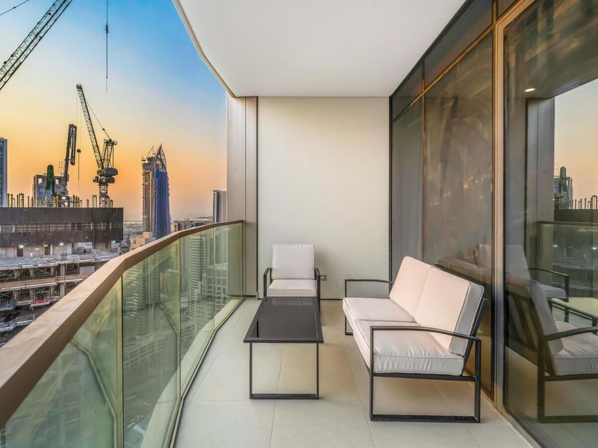 Skyline View - 2 Balconies - Pool plus Gym - Sleeps 8