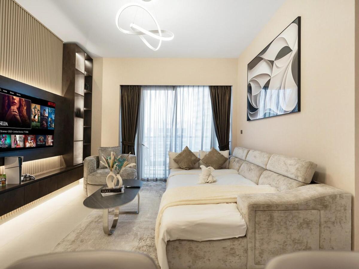 Skyline View - 2 Balconies - Pool plus Gym - Sleeps 8