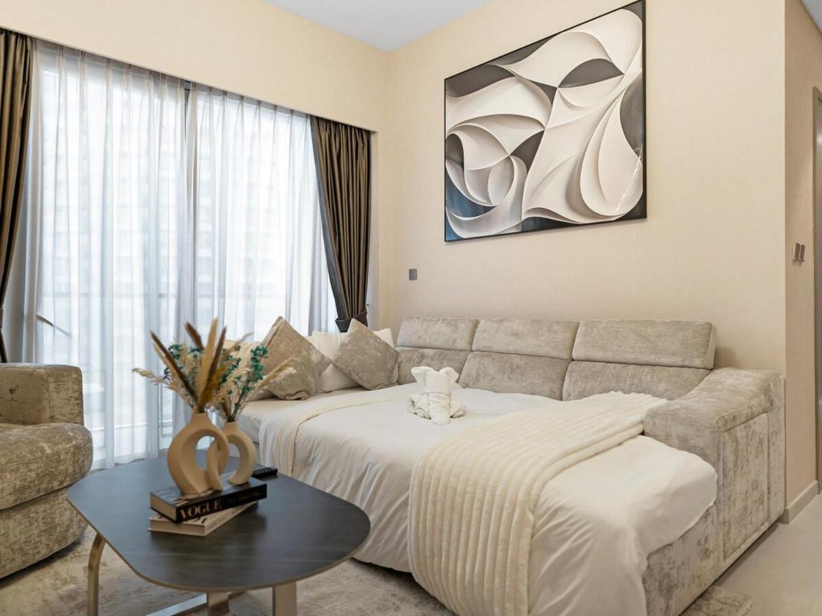 Skyline View - 2 Balconies - Pool plus Gym - Sleeps 8