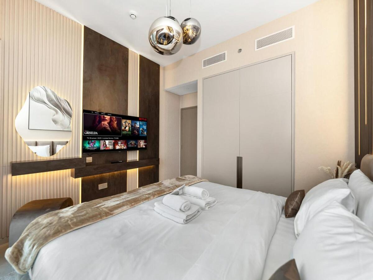 Skyline View - 2 Balconies - Pool plus Gym - Sleeps 8