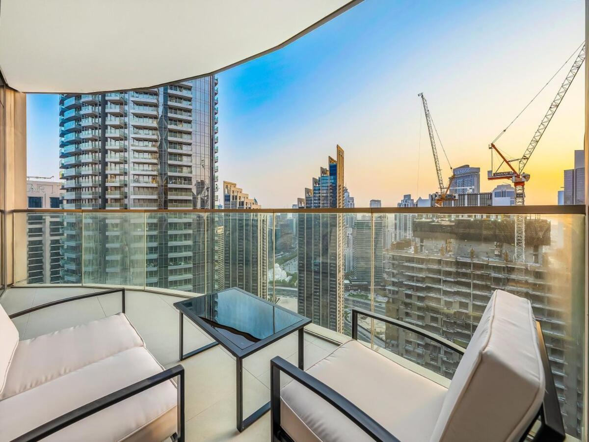 Skyline View - 2 Balconies - Pool plus Gym - Sleeps 8