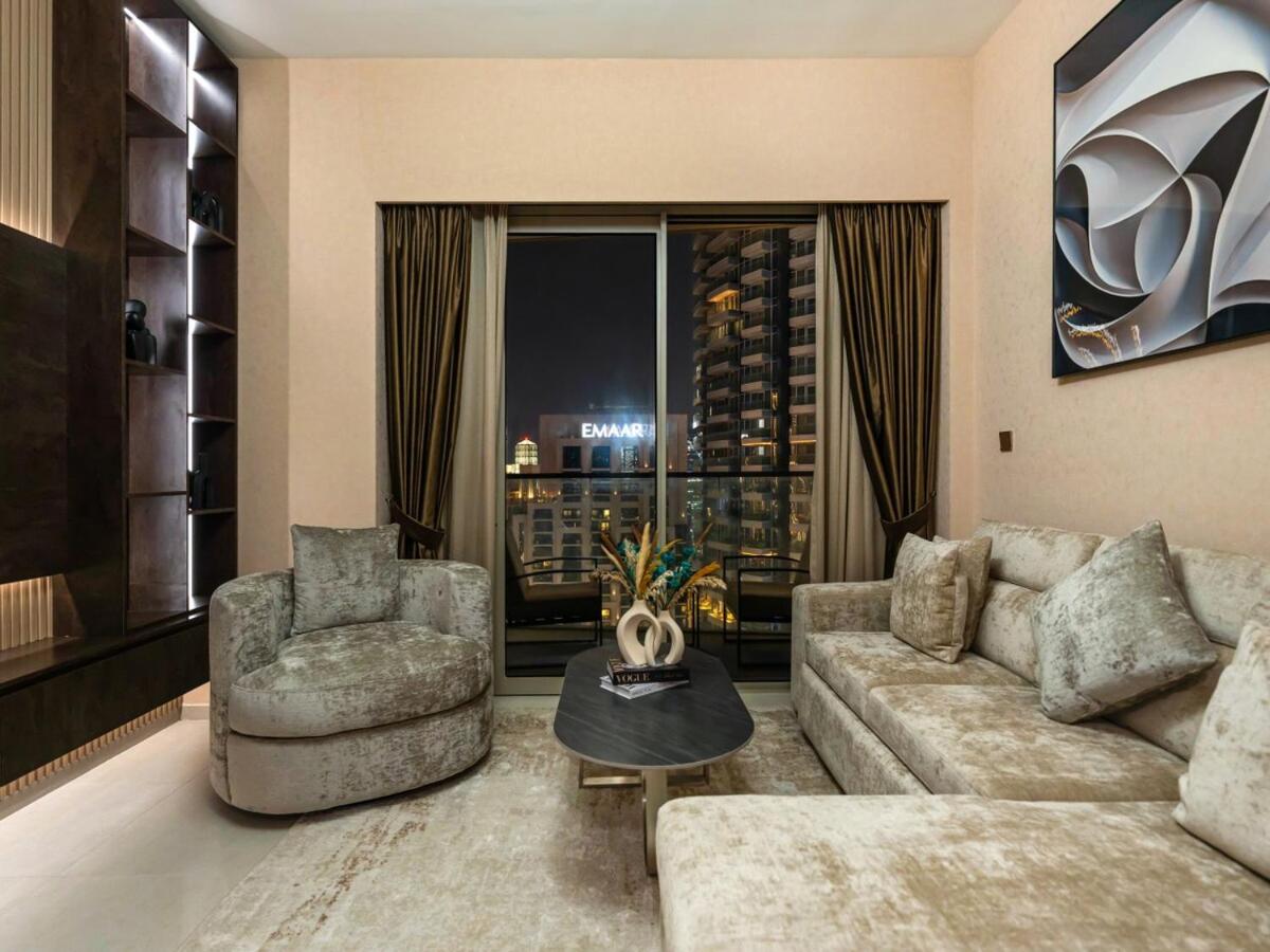 Skyline View - 2 Balconies - Pool plus Gym - Sleeps 8