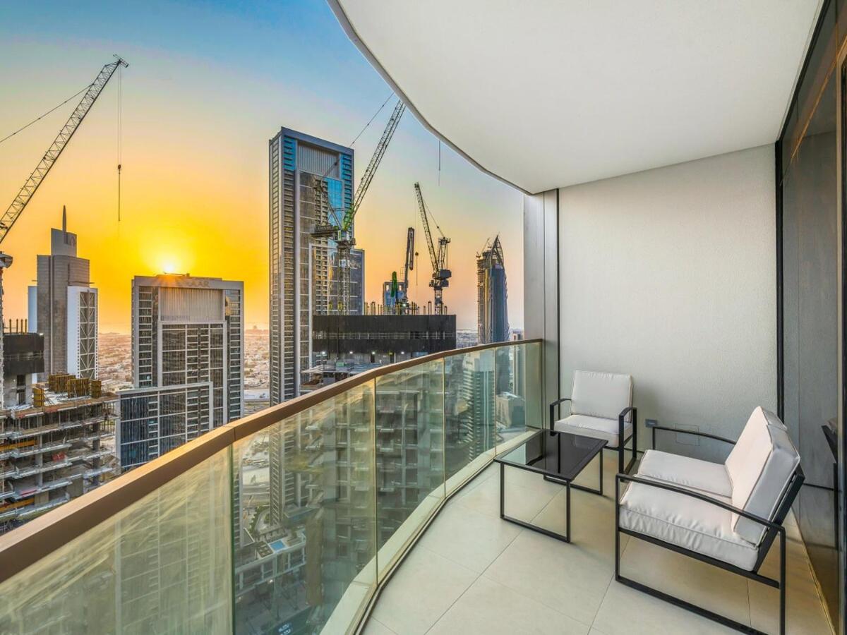 Skyline View - 2 Balconies - Pool plus Gym - Sleeps 8
