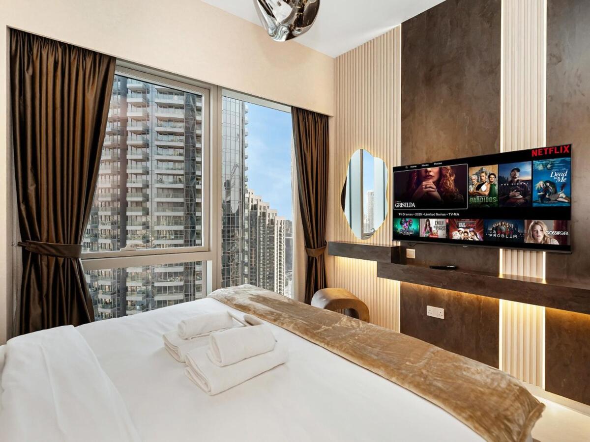 Skyline View - 2 Balconies - Pool plus Gym - Sleeps 8
