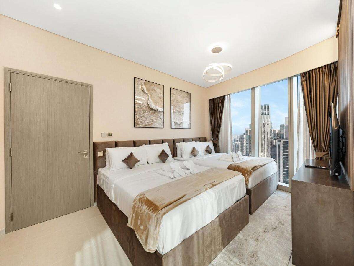 Skyline View - 2 Balconies - Pool plus Gym - Sleeps 8