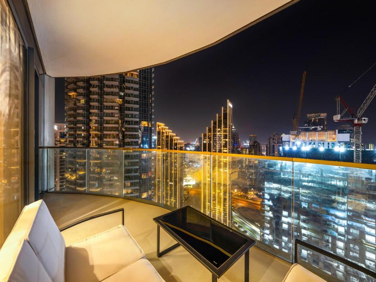 Skyline View - 2 Balconies - Pool plus Gym - Sleeps 8
