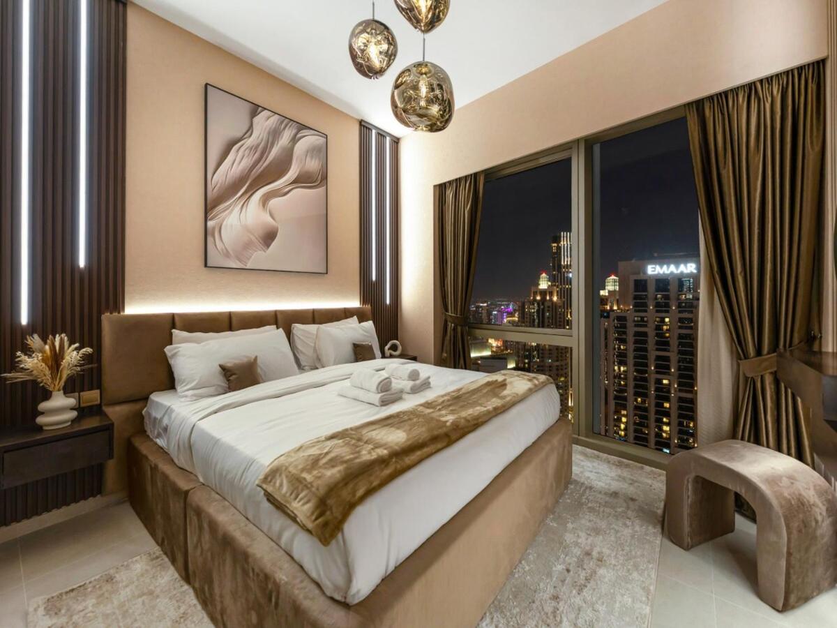 Skyline View - 2 Balconies - Pool plus Gym - Sleeps 8