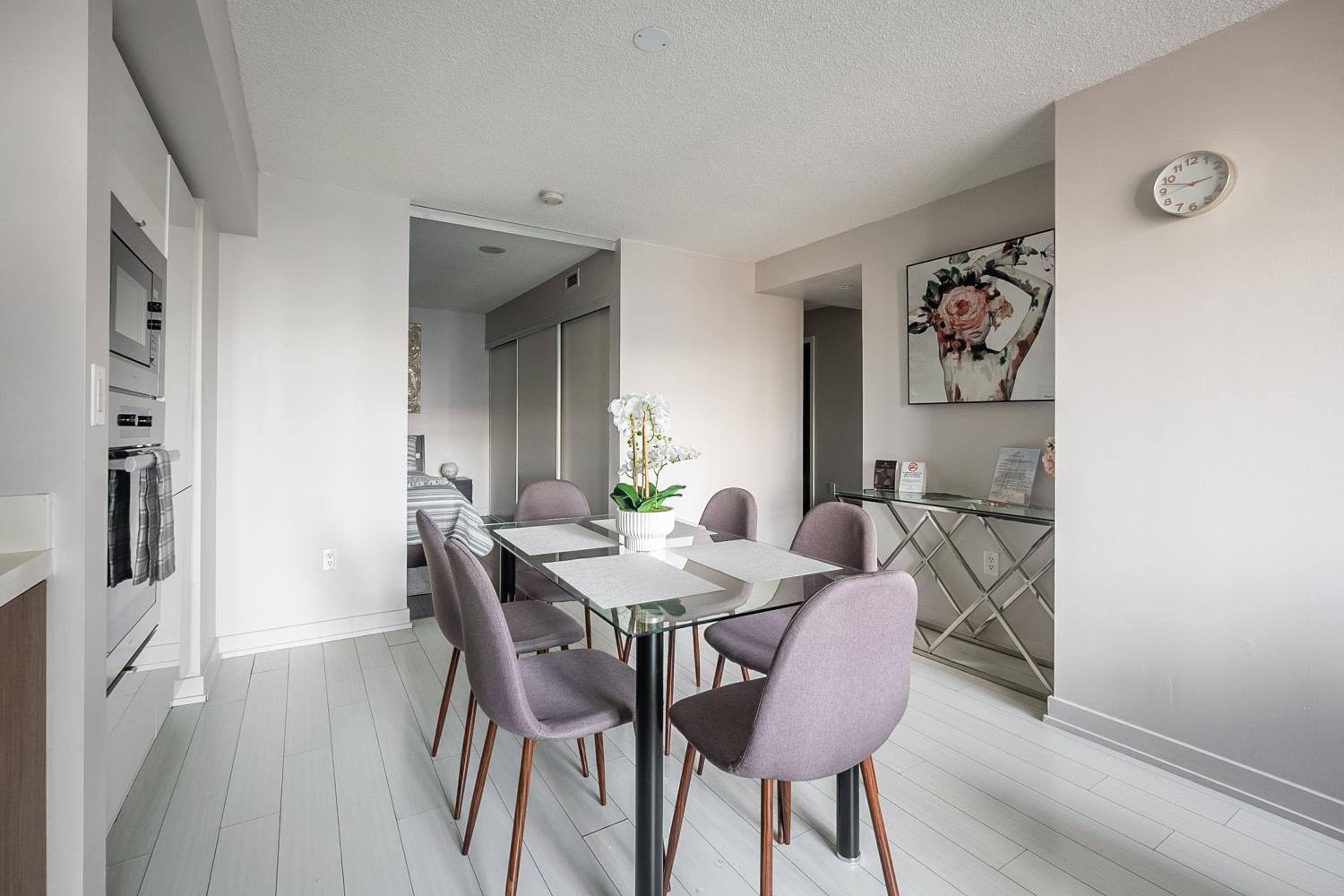 Bright 2 Bedroom 2 Bathroom Condo with Balcony Downtown Toronto