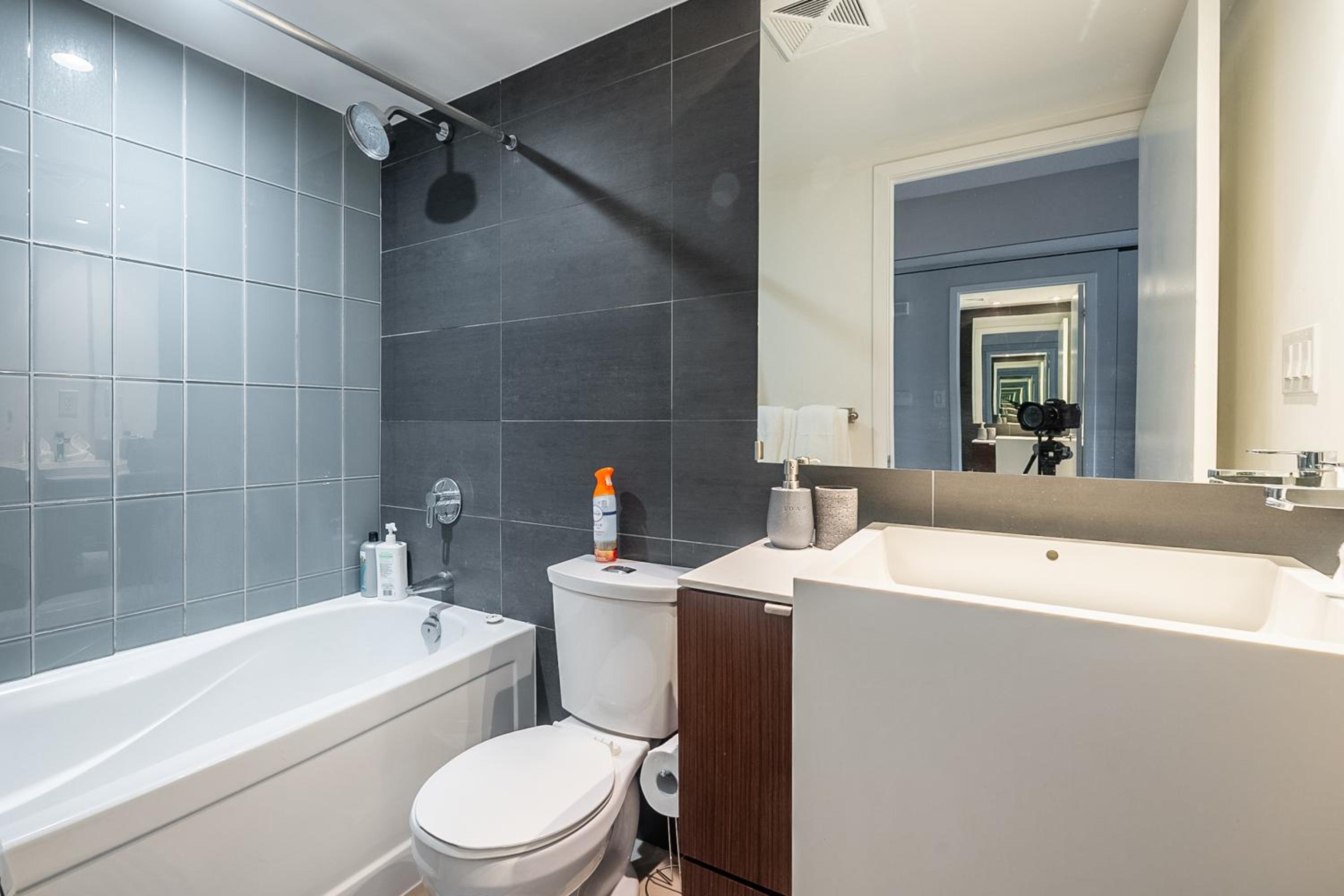 Bright 2 Bedroom 2 Bathroom Condo with Balcony Downtown Toronto