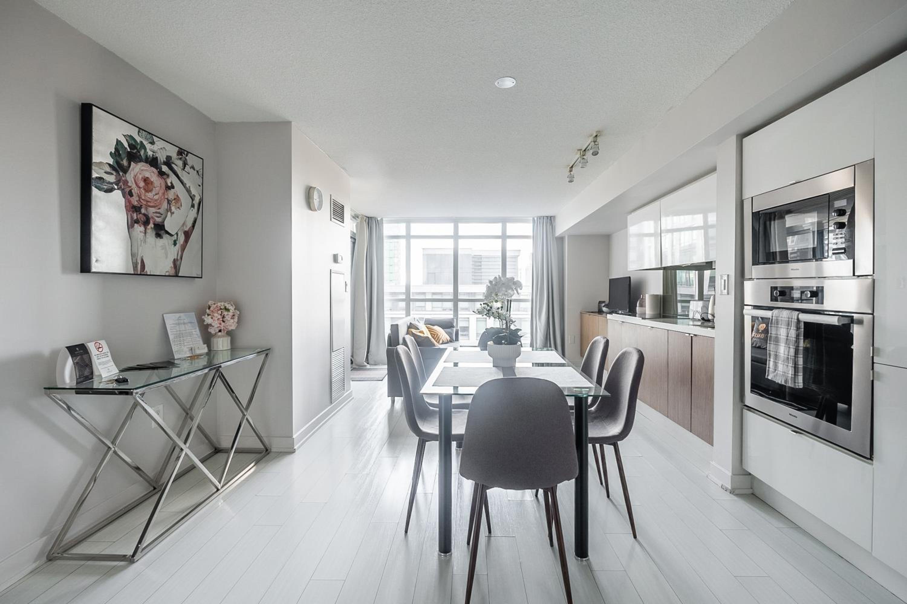 Bright 2 Bedroom 2 Bathroom Condo with Balcony Downtown Toronto