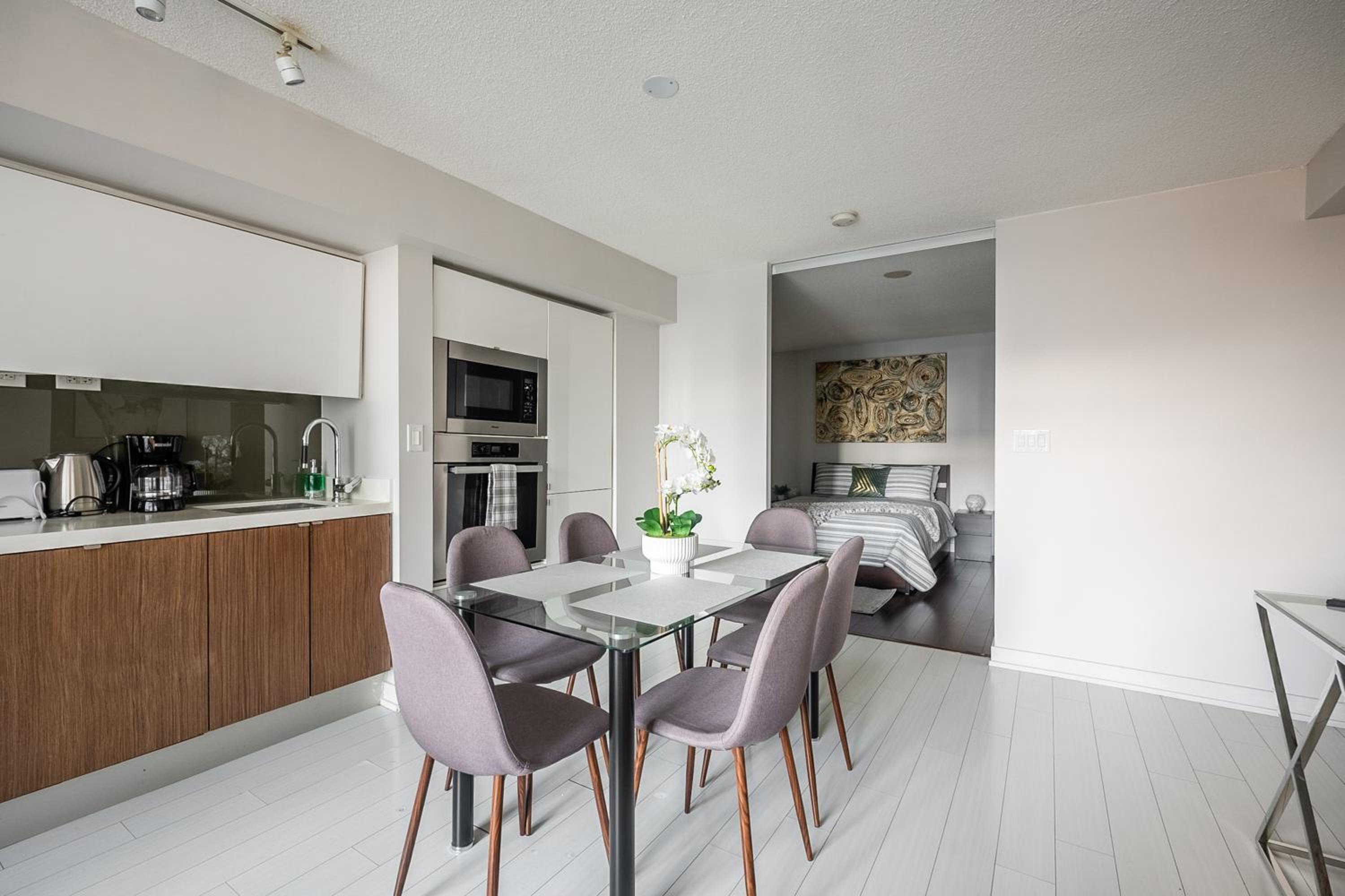 Bright 2 Bedroom 2 Bathroom Condo with Balcony Downtown Toronto