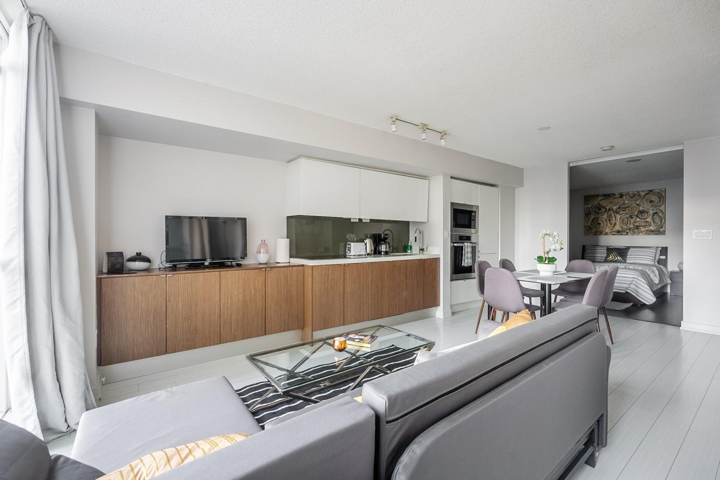 Bright 2 Bedroom 2 Bathroom Condo with Balcony Downtown Toronto