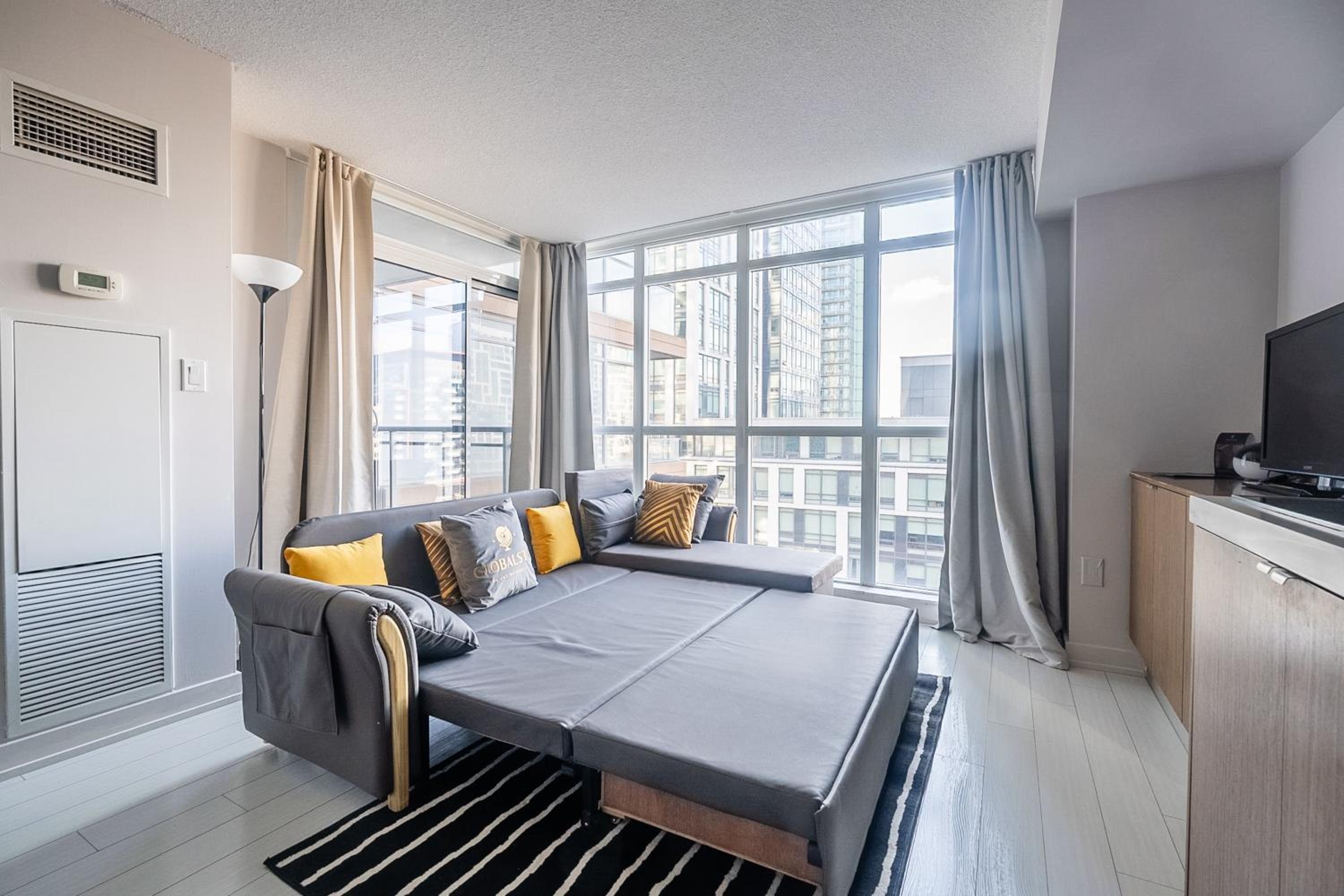 Bright 2 Bedroom 2 Bathroom Condo with Balcony Downtown Toronto