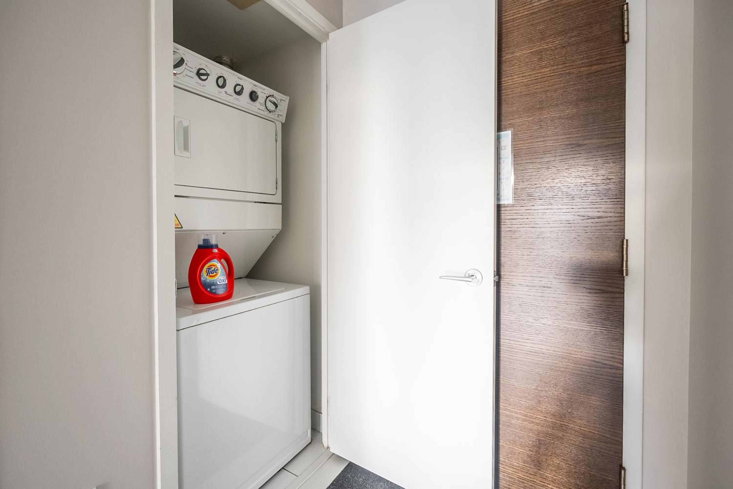 Bright 2 Bedroom 2 Bathroom Condo with Balcony Downtown Toronto