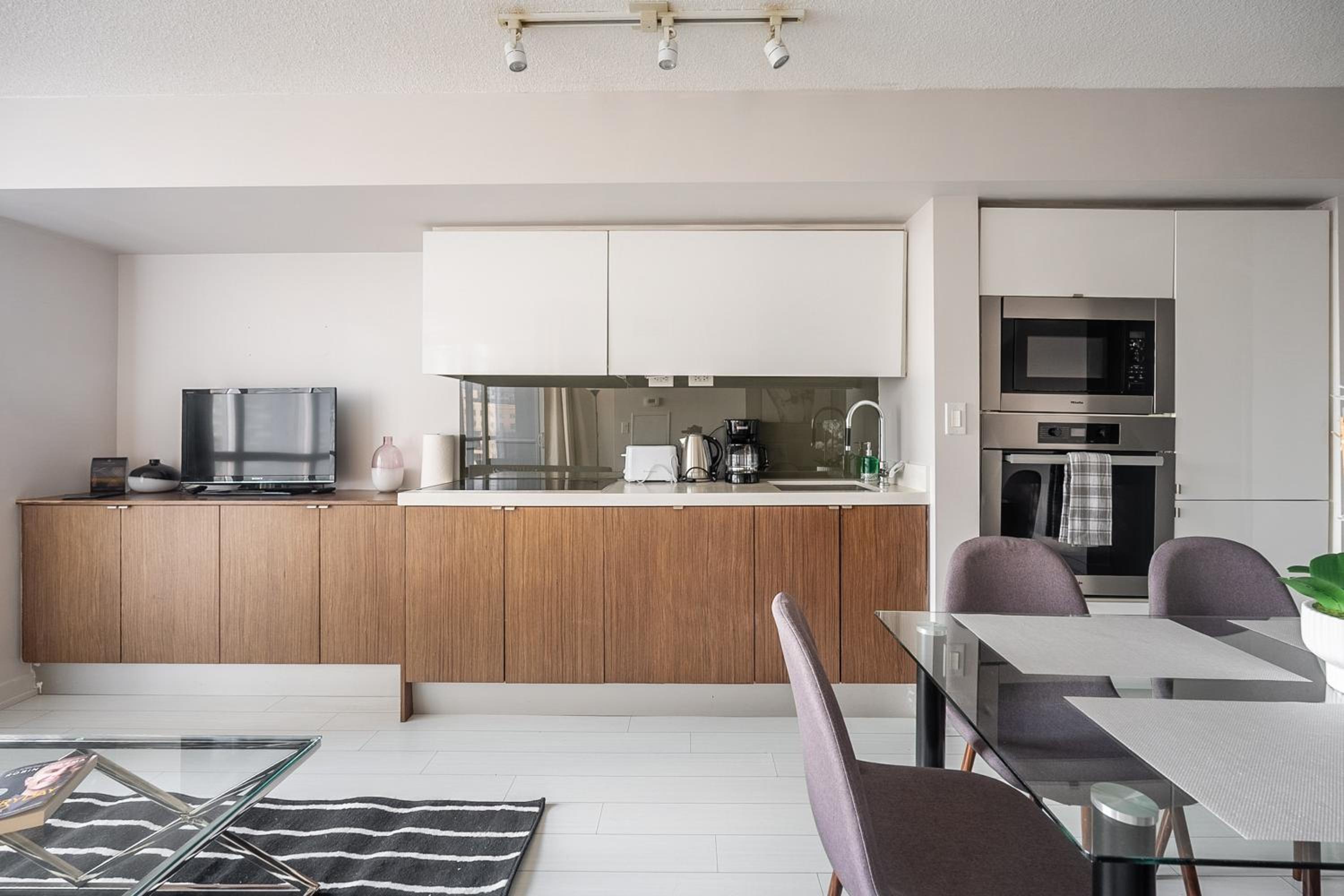 Bright 2 Bedroom 2 Bathroom Condo with Balcony Downtown Toronto