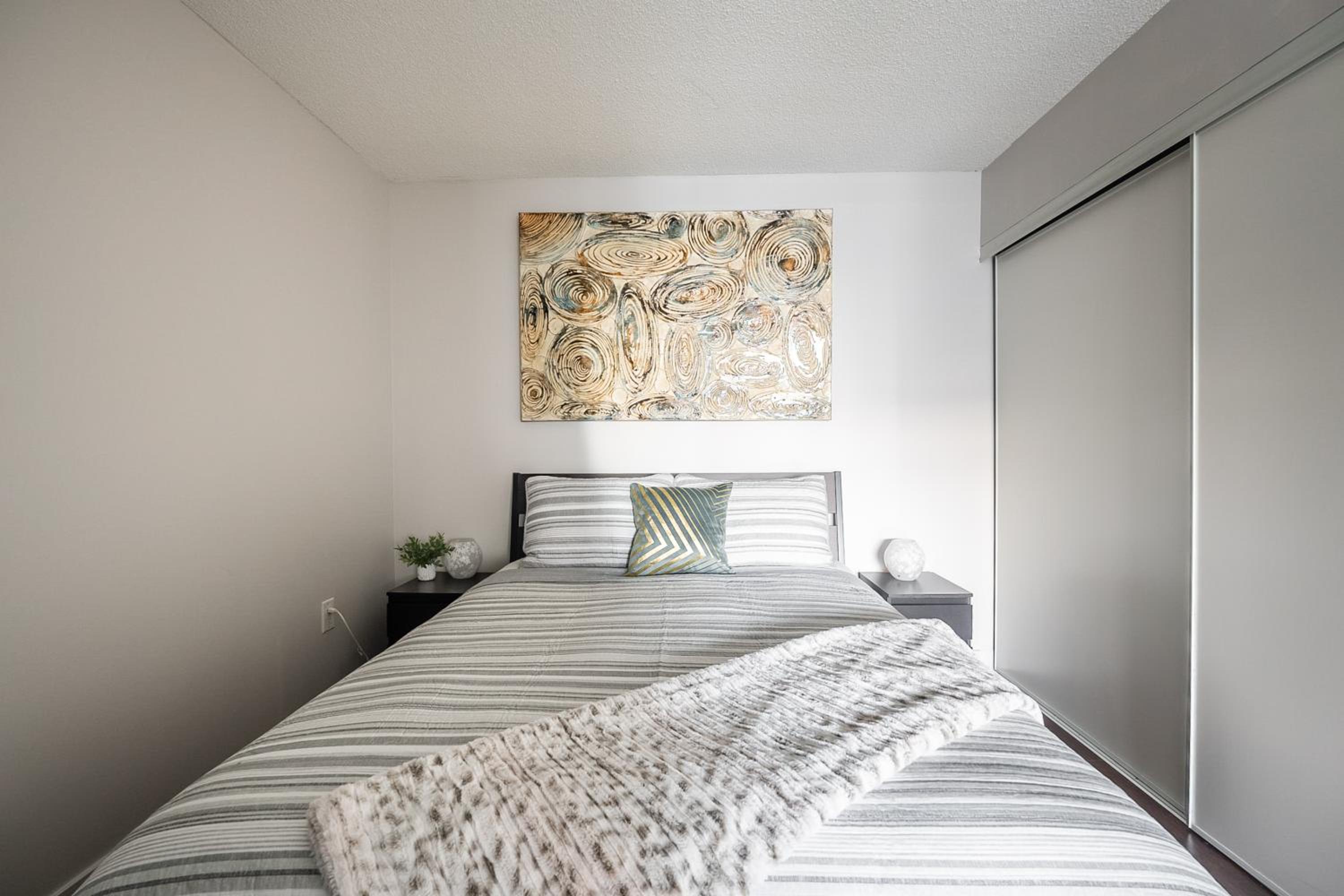 Bright 2 Bedroom 2 Bathroom Condo with Balcony Downtown Toronto