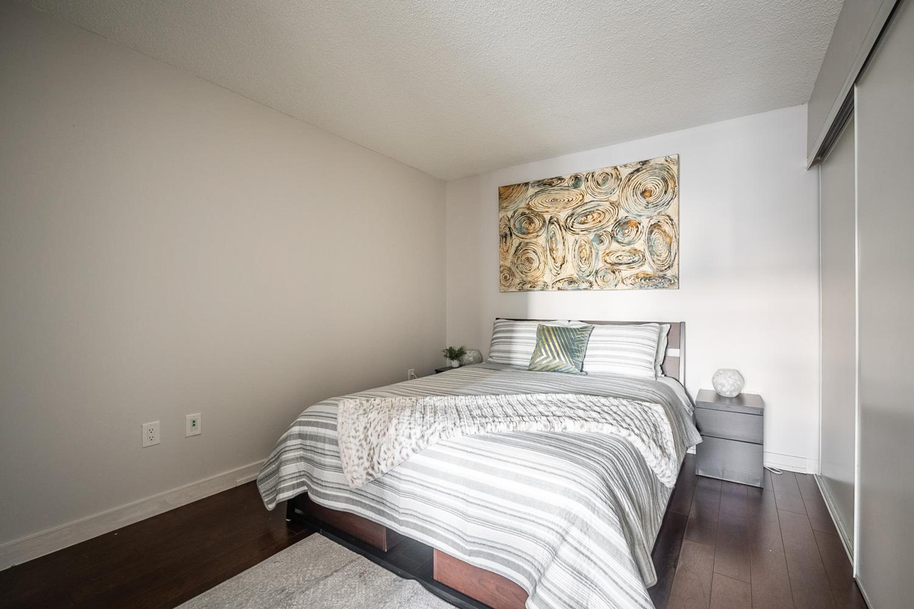 Bright 2 Bedroom 2 Bathroom Condo with Balcony Downtown Toronto