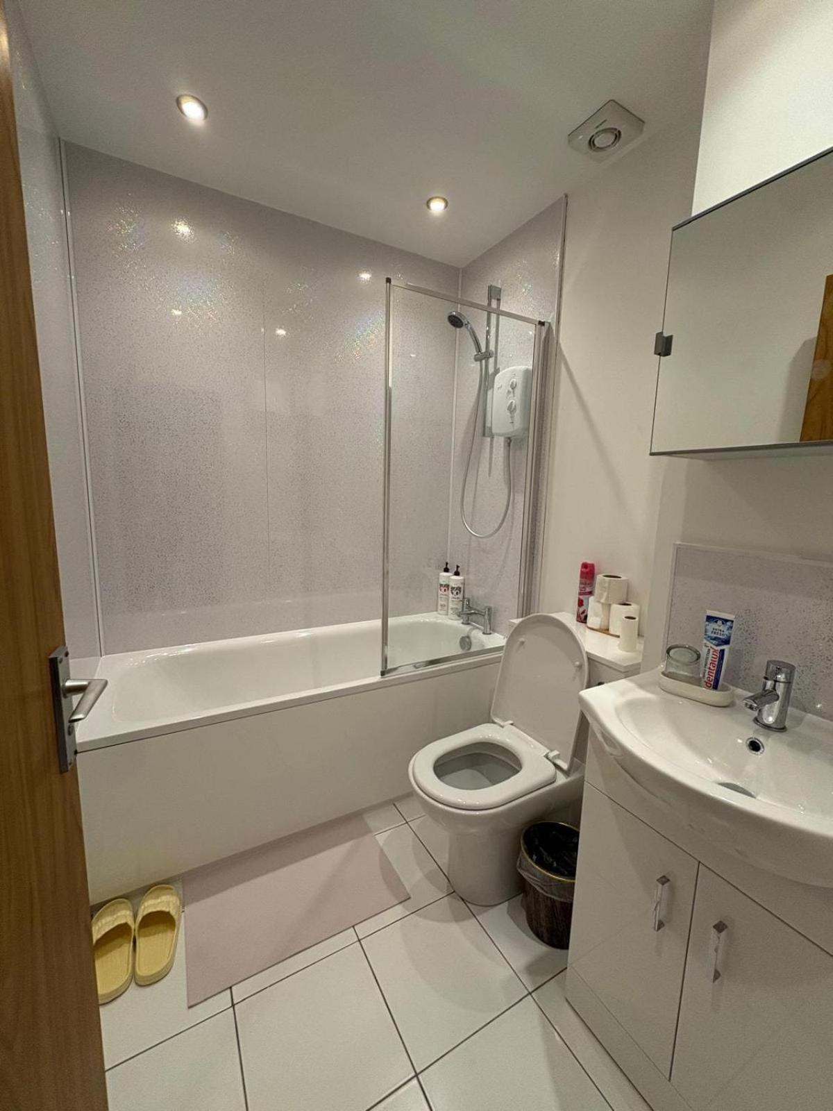 Misk Homes #3 Near Heathrow Airport, shops & Brunel University - Free Parking